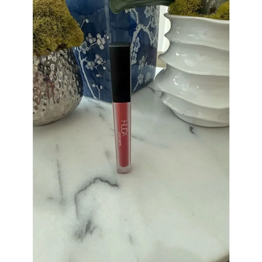 HUDA BEAUTY Liquid Matte Ultra-Comfort Transfer-proof Lipstick in Rusty Pink